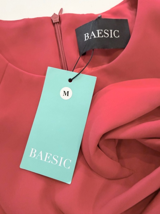 🌹 Sculptural Rose Red Cocktail Dress NWT BAESIC Signature Shift M - Picture 10 of 10